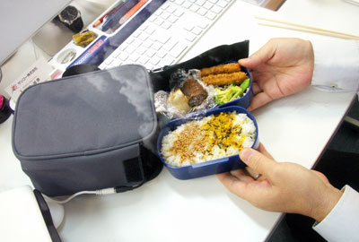 USB Powered Lunch Box Keeps Your Food Warm For You