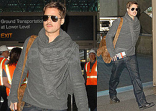 Photos of Brad Pitt at LAX 2008-12-10 12:30:52