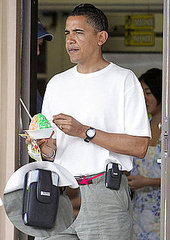 Obama Hides His BlackBerry in a Cell Phone Holster 