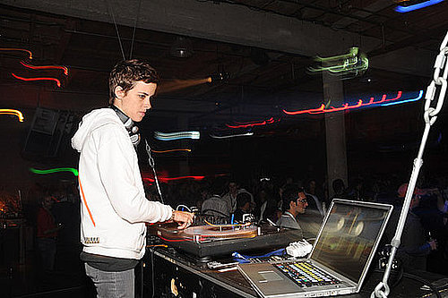 DJ Samantha Ronson Loves Macs, LiLo DJ Samantha Ronson Loves Macs, LiLo
