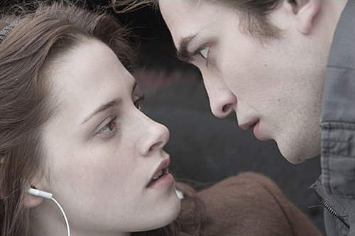 Bella Wears iPod Earbuds That Put Her in Danger in Twilight Trailer