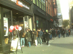 Daily Tech: BB Addicts Line Up For the Storm 
