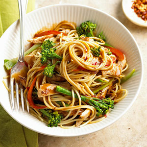 Fast & Easy Dinner: Chicken and Pasta in Peanut Sauce 