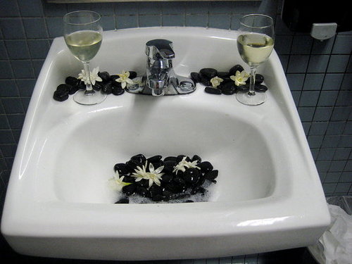 Simple Tip: Decorate the Bathroom
