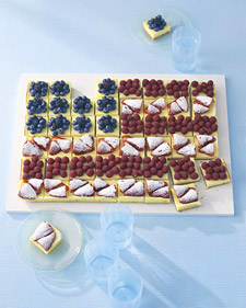 Cheesecake squares act as the canvas to this gorgeous mixed berry flag.
Cheesecake squares act as the canvas to this gorgeous mixed berry flag.