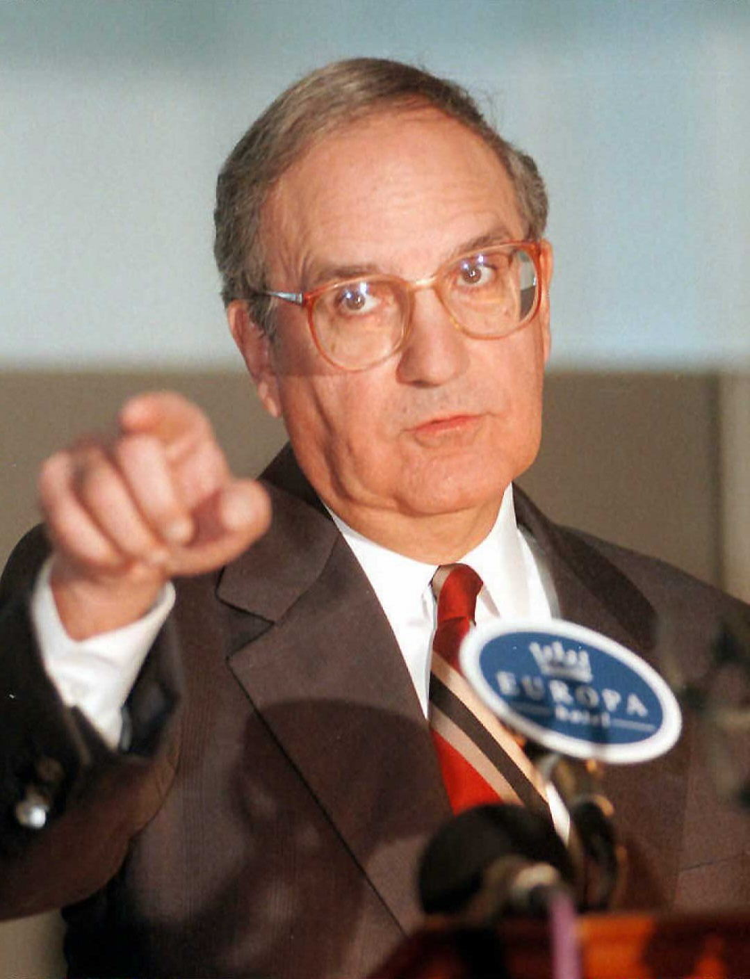 George Mitchell served as the Senate Majority leader between January 3, 1989 to January 3, 1995.<br />
George Mitchell served as the Senate Majority leader between January 3, 1989 to January 3, 1995.<br />