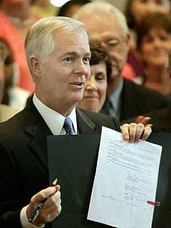 North Carolina Gov. Easley Endorses Clinton for President