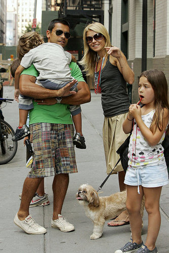 The Ripa Consuelos Crew Wave to the Cameras! The Ripa Consuelos Crew Wave to the Cameras!