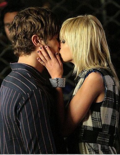 Chace Crawford Kissing WHO??!!