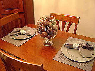 Casa Quickie: Use Ornaments For a Chic Centerpiece