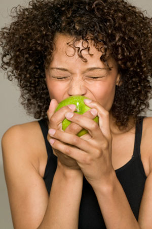 Oral Allergy Syndrome and Foods That Affect Seasonal Allergies
