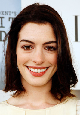 Anne Hathaway's Hair and Makeup at the 2009 Independent Spirit Awards