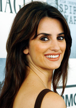 Penélope Cruz's Hair and Makeup at the 2009 Independent Spirit Awards