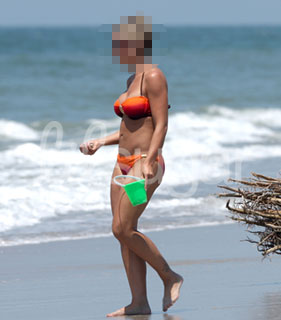 Hot Mamas in Bikinis!