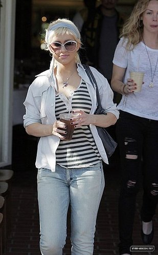 Christina Aguilera In Shopping (Pics)