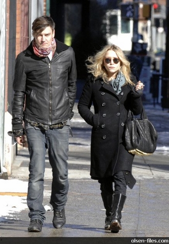 Mary-Kate Kissing Nate in NYC