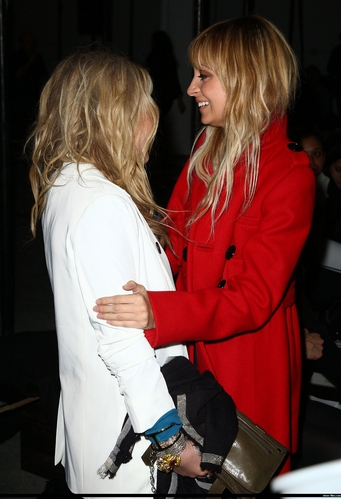 NEW! Mary-Kate and Nicole Ritchie at Fashion Show!