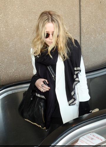 Mary-Kate arriving at LAX