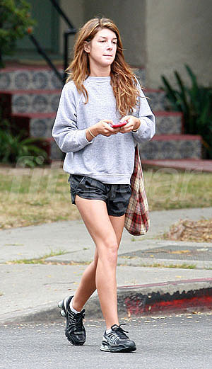 Photo of Shanae Grimes Walking to Her Gym | Poll, gym clothes | FitSugar - Fitness, Health & Well-being