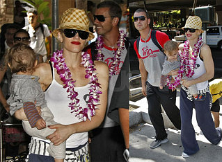 Gwen, Gavin & Kingston Get Lei'd