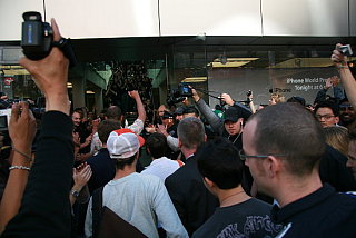 Who Cares More About The iPhone: Men or Women?