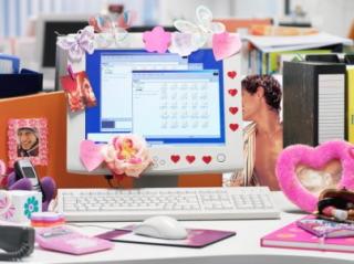 Do You Keep Personal Photos On Your Work Desk? 