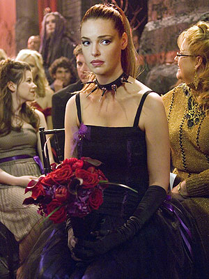 VAMPIRE PRINCESS
Heigl accessorizes a short strapless gown with a spiked choker for a friend's goth nuptials. 

