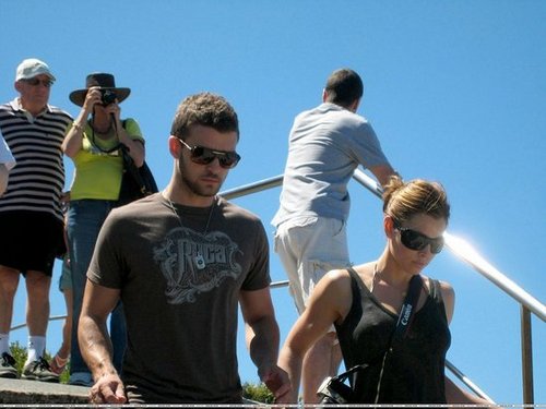 New Pic Of Justin and Jessica in Australia