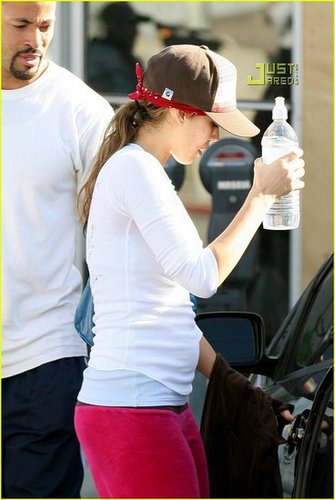 Jessicas do you Love OR Hate her "Pregnancy Style"?
