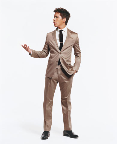 Justin Long in cotton suits for GQ 