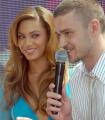 Shakira and Chili Peppers Lead VMAs