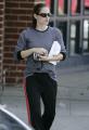Jennifer Garner Totes All Her Gadgets To The Gym